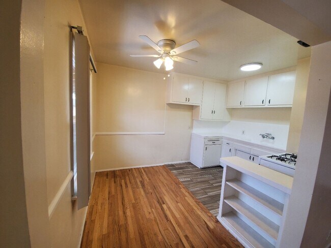 Building Photo - 1-Bedroom 1 bath unit in Van Nuys