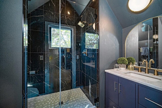 Building Photo - 1818 W 39th St