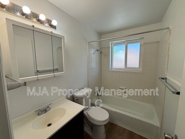 Building Photo - 2564 S 8th E