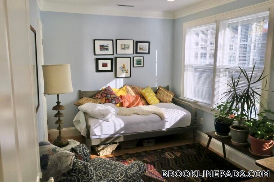 Building Photo - 281 Walnut St