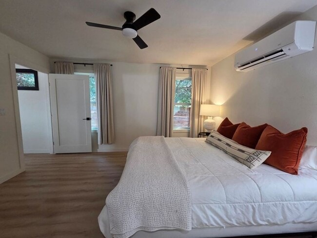 Building Photo - FOR LEASE!!!!!!!!