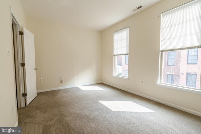 Building Photo - 530 Canton Ct