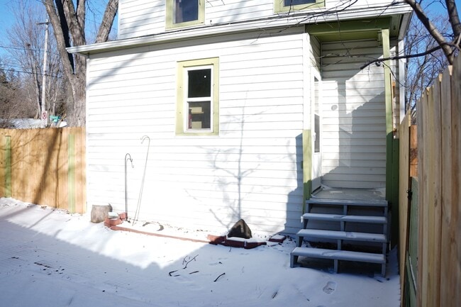 Building Photo - AVAILABLE JUNE - 3 BED 1 BATH