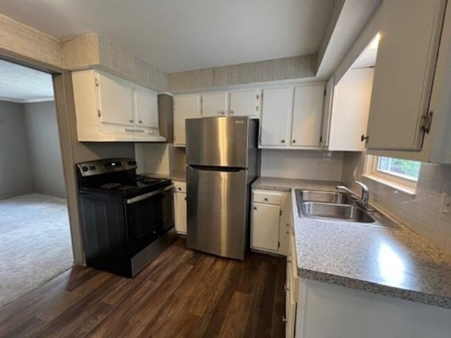 Building Photo - 228 Bowmanville St