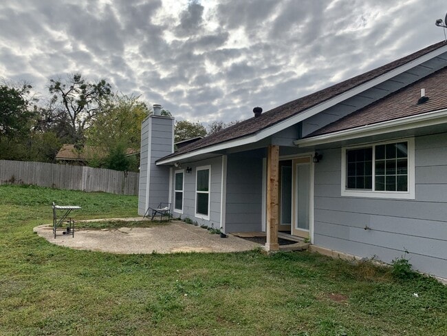 Building Photo - 815 Cedar Oaks Ln