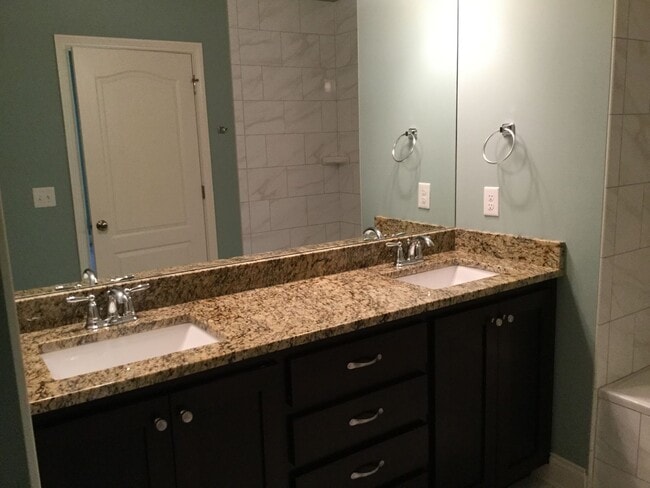 Building Photo - Spacious 2 Bedroom, 2 Bath Condo with Garage in the Heart of Middletown!