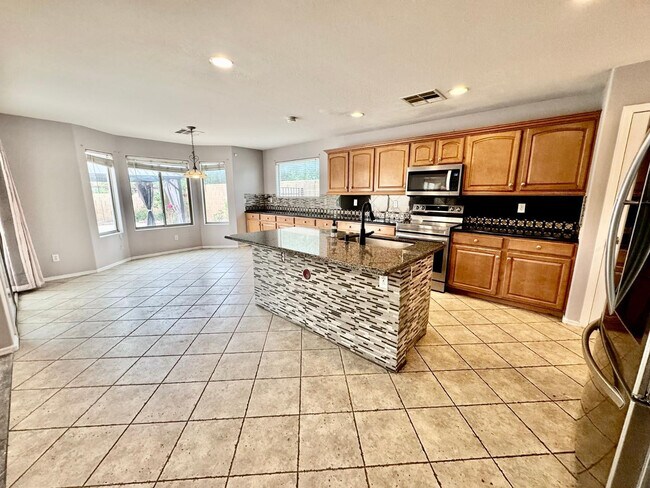Building Photo - 10502 W Edgemont Dr