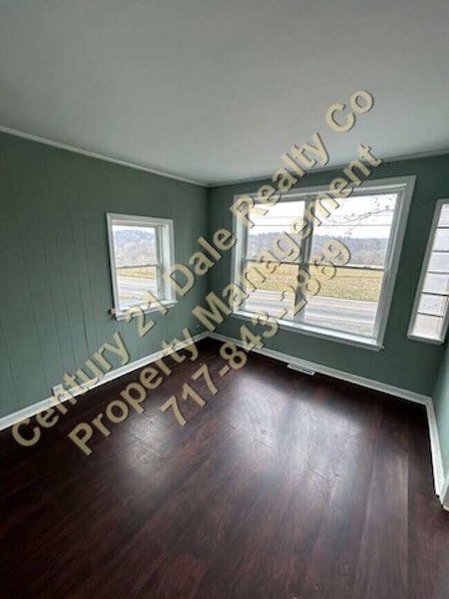 Building Photo - One Bedroom Apartment with One Car Garage ...