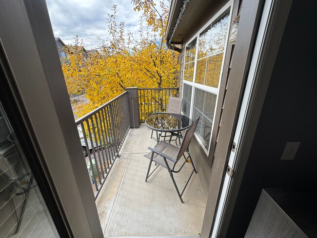 Building Photo - Stunning 3 Bed 3 Bath Townhouse Located Ne...