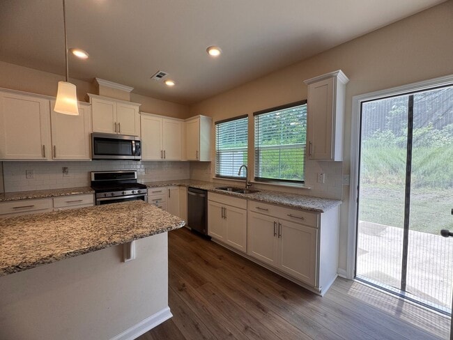Building Photo - 3BR 2.5BA Townhome