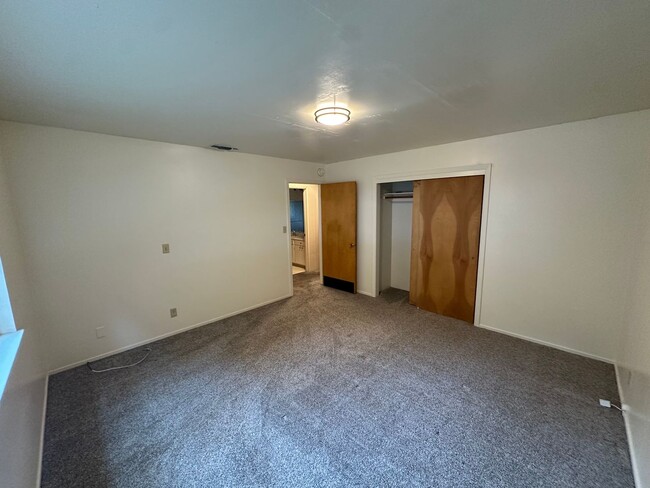 Building Photo - Charming Cascade Shores Retreat 2/1 1,000 ...