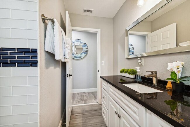 Building Photo - 2221 Calexico Way S