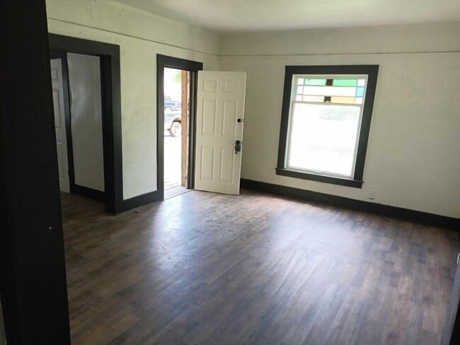 Building Photo - 744 E Walnut St