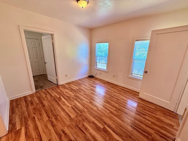 Building Photo - Charming 2-bedroom, 1-bathroom Duplex Loca...