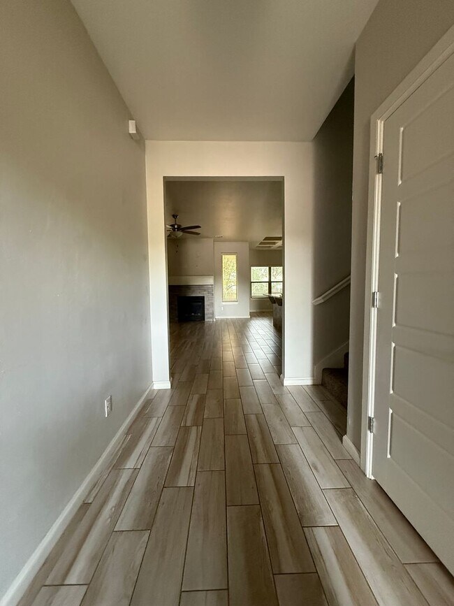 Building Photo - Amazing 3 bed 2 bath duplex near NW 122nd St