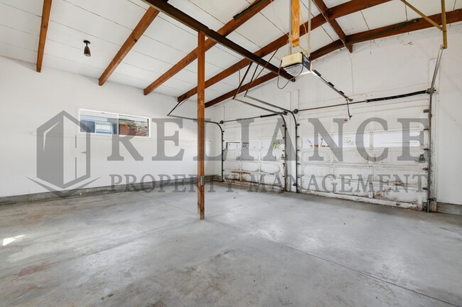 Building Photo - 2541 W Benjamin Dr