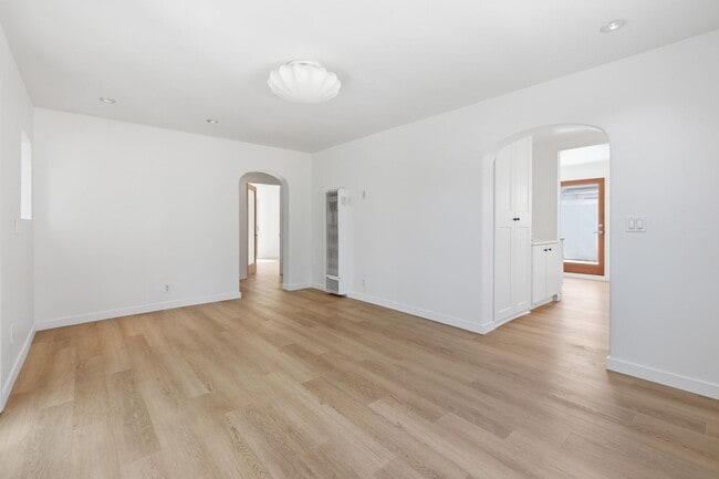 Building Photo - Amazing Del Rey House Available