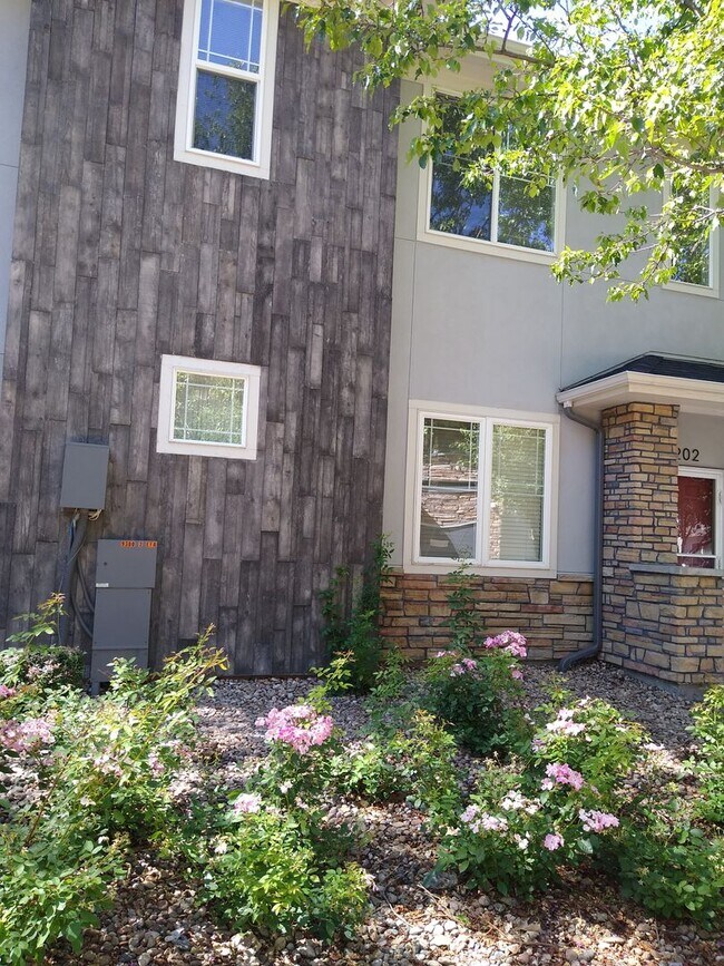 Building Photo - Beautiful and Spacious 3 Bedroom 2 Bath To...