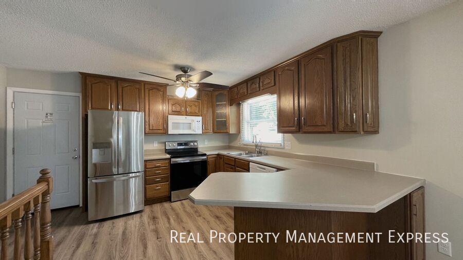 Building Photo - Newly Renovated 5 Bed Home w/ 2-Stall Garage