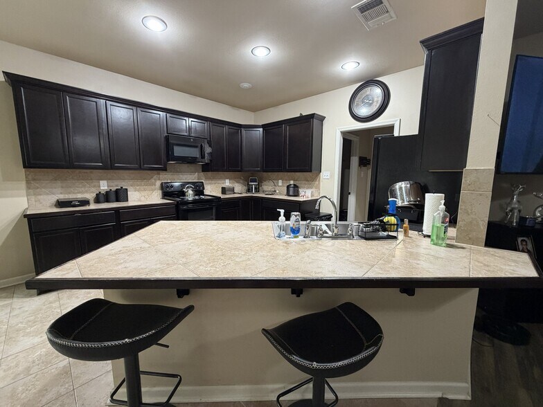 Building Photo - 42481 Baystone Ave