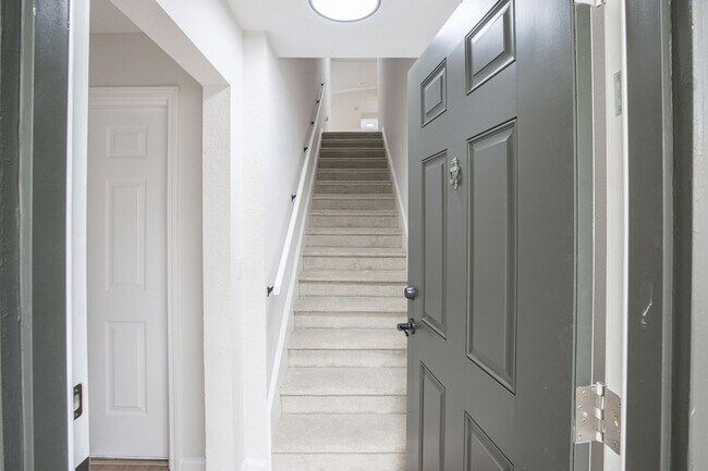 Building Photo - Stunning Condo with Garage