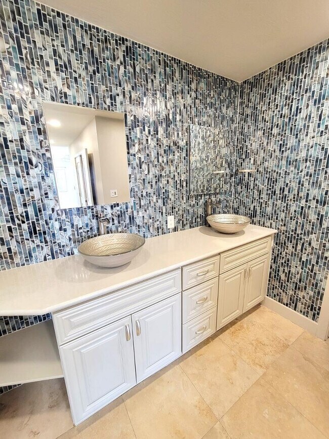 Building Photo - 5770 N Scottsdale Rd