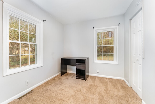 Building Photo - 7831 Summerfield Rd