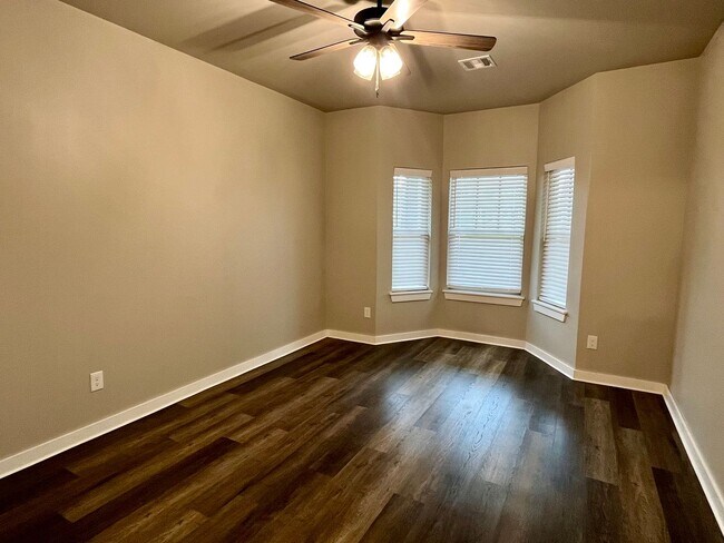 Building Photo - Beautiful 2 Bed 2 Bath!