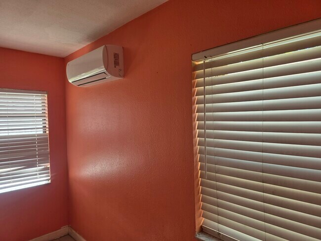 Building Photo - 1543 NW 10th Pl