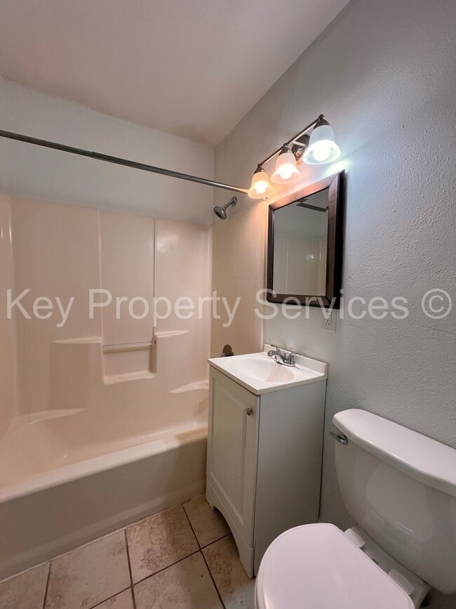Building Photo - Cozy Two Bedroom House with Large Yard