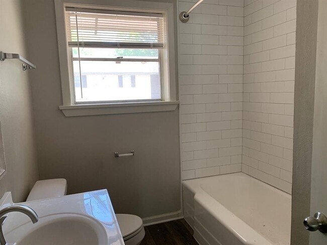 Building Photo - 1001 Washington St