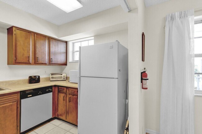 Building Photo - 1441 Ocean Dr