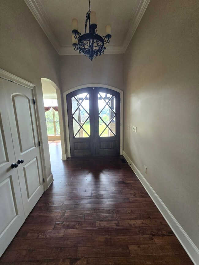 Building Photo - Luxury 4-Bedroom Home with Outdoor Oasis i...
