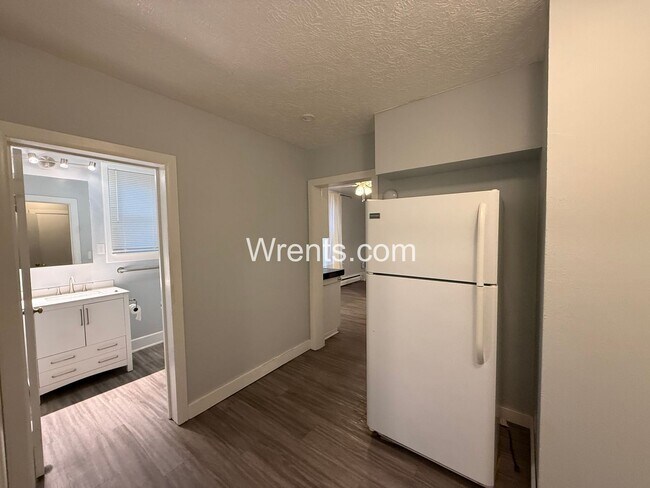 Building Photo - Full of Historic Charm & Character - Perry District  3 Bed/1 Bath Home