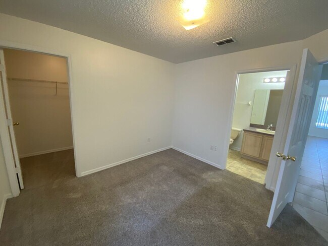 Building Photo - 4 Bedroom Pool Home in Davenport, FL