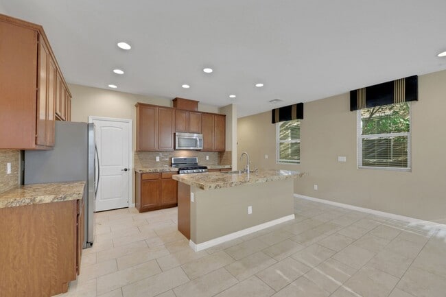 Building Photo - Southern Highlands: Spacious 4-Bedroom Home in a Gated Community with Upstairs Loft, Private Back...