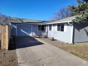 Building Photo - 3 Bedroom / 1 Bathroom House in Madras Oregon