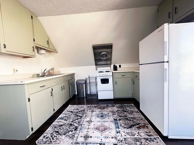 Building Photo - 13 Center St