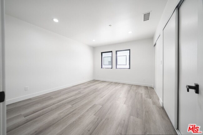 Building Photo - 4112 1/2 Normandie Ave