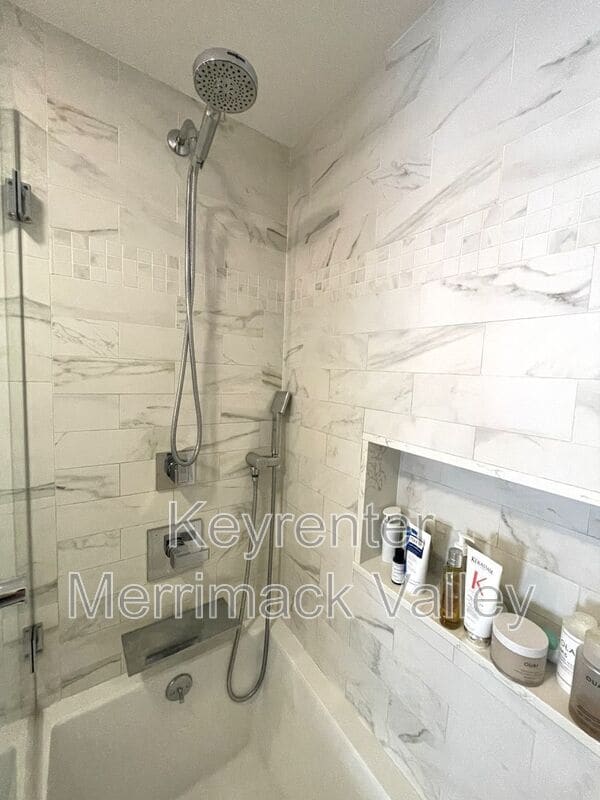 Building Photo - 44 River St