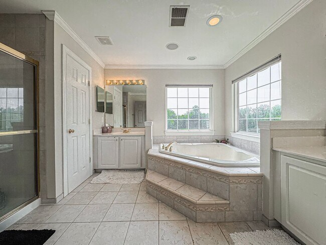 Building Photo - Fantastic 4 Bed 2.5 Bath Single Family Hom...