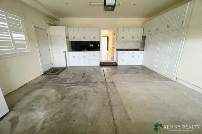 Building Photo - Large 4 Bedroom, 3 Bathroom Home in San Bruno