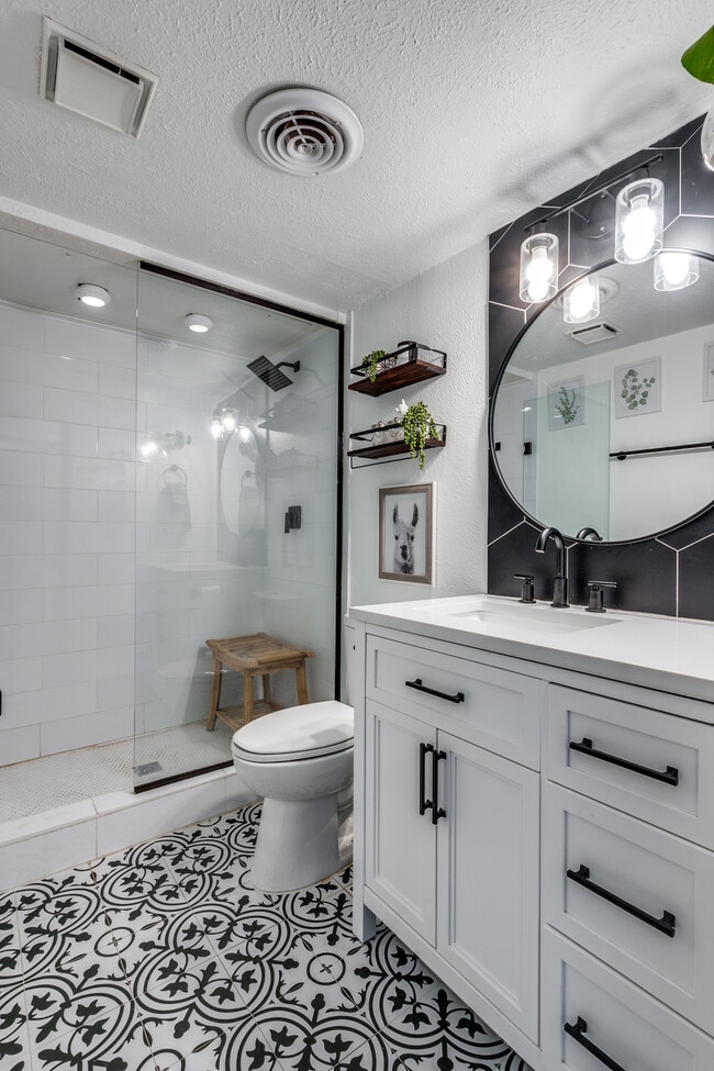 Building Photo - 5916 Sandhurst Ln