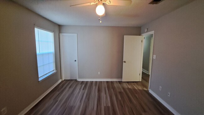 Building Photo - 3 bedroom 2 bath house available for rent!