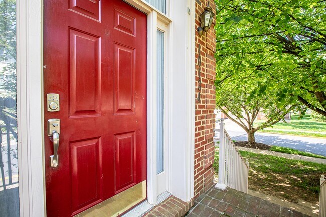 Building Photo - Impressive 3 BR/2 Full BA & 2 Half BA EOG Townhome in Decoverly Adventure!