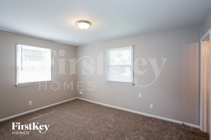 Building Photo - 4438 Windsor Rd