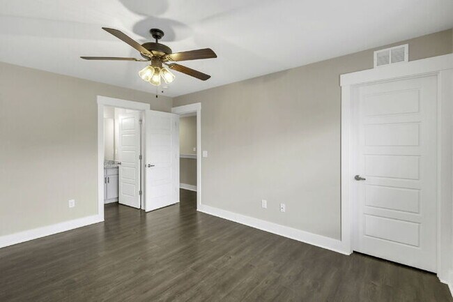 Building Photo - Modern 2-Bed, 2.5-Bath Townhouse Gem with ...