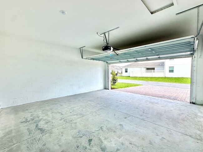 Building Photo - Modern Comfort Meets Community Living in K...