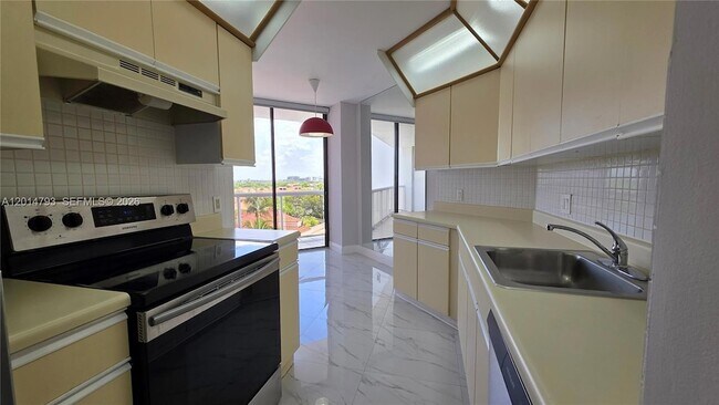 Building Photo - 3610 Yacht Club Dr