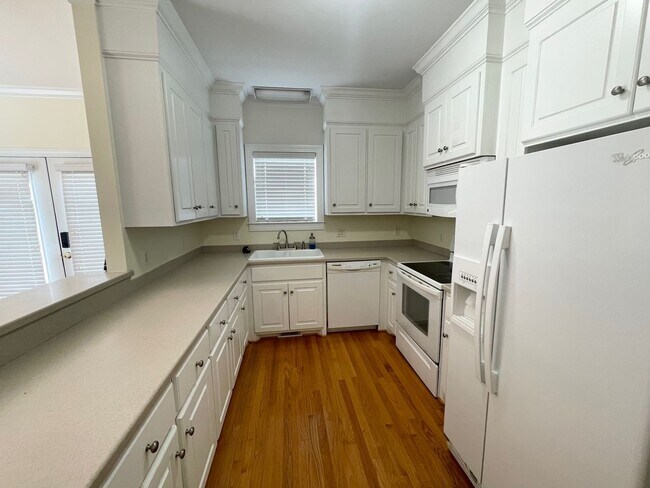 Building Photo - Nice Home located in Rosewood area and clo...